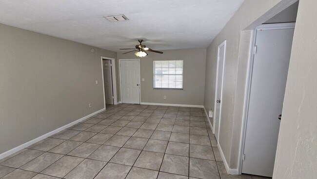 Foto del edificio - 3 Bed, 2 Bath, 1 Car garage.
