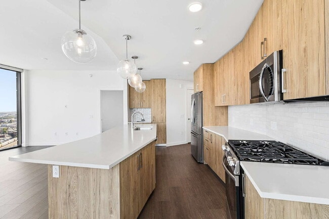 Building Photo - Luxury Gulch Living 2-Bedroom 2.5 Bathrooms Condo with Skyline Views & Private Balcony in Nashville