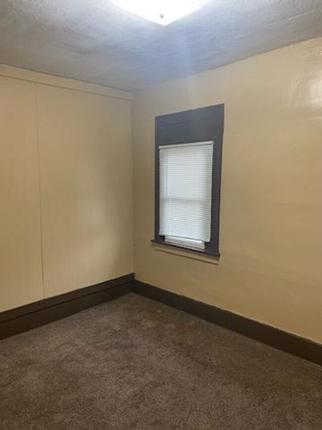 Building Photo - 838 Drackert - 2nd flr