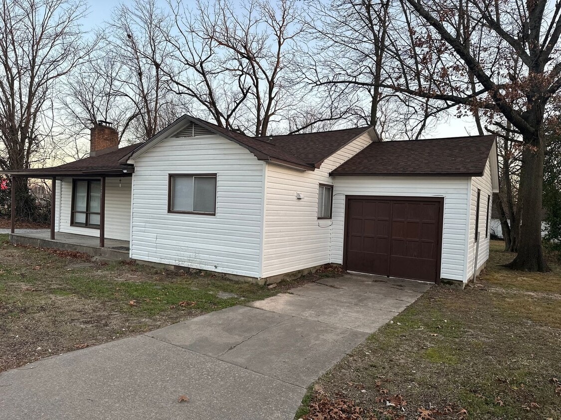 Available Now! 3-Bed, 1-Bath Home w/ Garage - Central Springdale, right next to Springdale High S... - Available Now! 3-Bed, 1-Bath Home w/ Garage - Central Springdale, right next to Springdale High S...