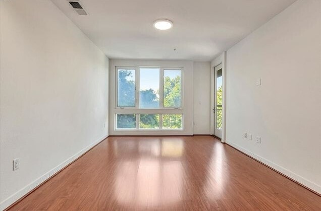Building Photo - Bright 2BR / 2BA Condo with Balcony, Parking & Amenities in Central Dublin