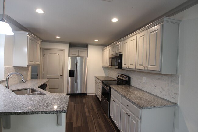 Foto del edificio - Beautiful 3 Bedroom 2 Bathroom Townhouse in South Tyler!