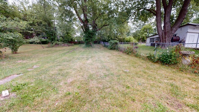 Building Photo - 3 Bedroom near the park- Freshly Updated