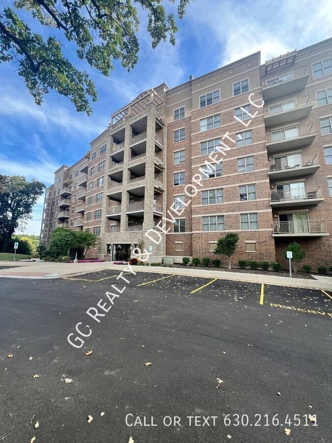 Building Photo - 125 Lakeview Dr