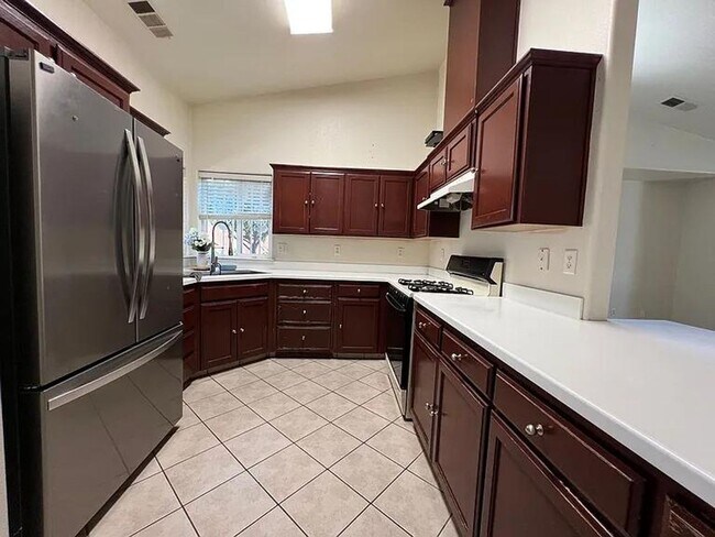 Building Photo - charming and spacious 3-bedroom
