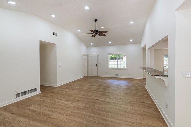 Foto del edificio - 4BR Home on 1 Acre with Finished Basement in Fayetteville