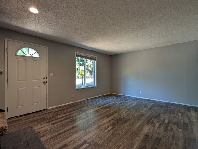 Foto del edificio - 3 Bedroom, 2.5 Bathroom 2-Story Duplex Wit...