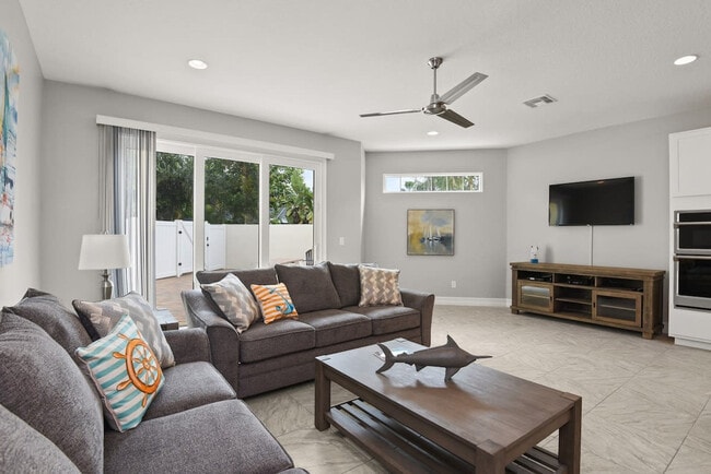 Building Photo - 132 Mediterranean Way