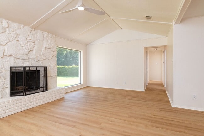Building Photo - 2212 Ridge Ln