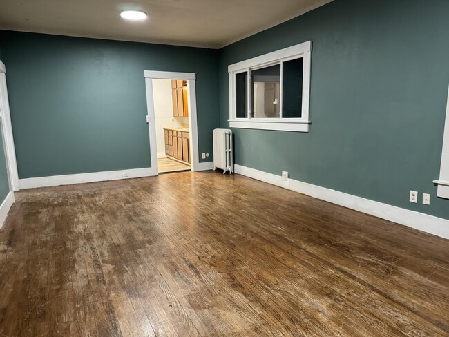 Building Photo - 414 7th St W