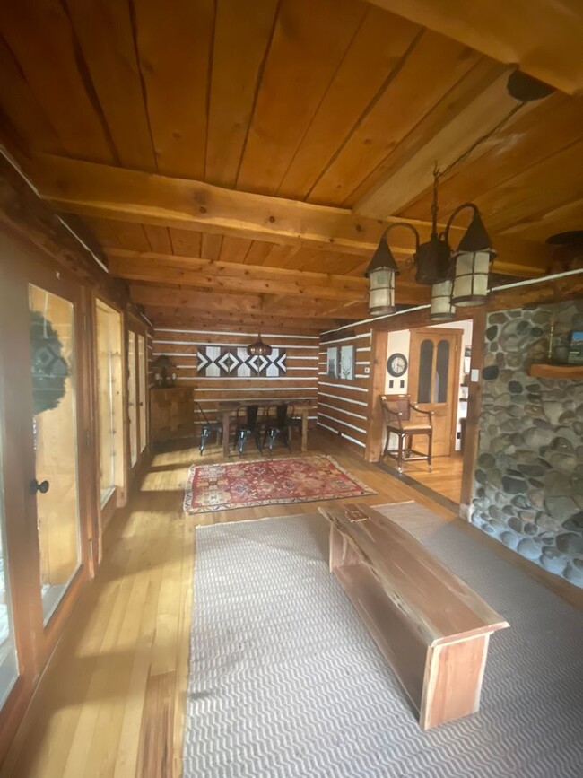 Building Photo - Spacious single family home for rent in Cr...