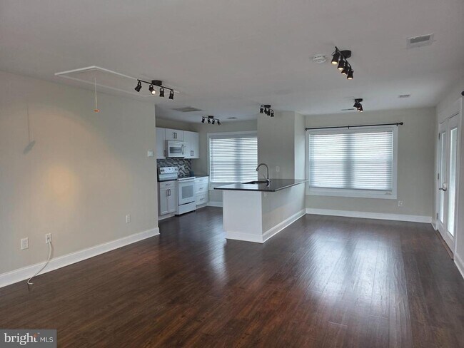 Foto del edificio - 5230 Breezy Point Rd