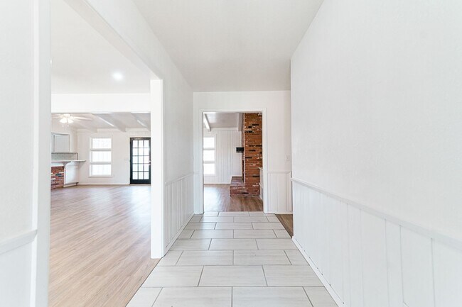 Building Photo - New remodeled 3/2