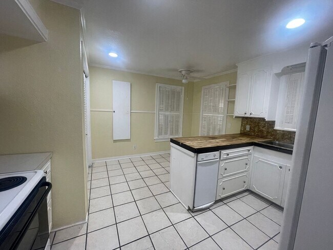 Foto del edificio - Spacious Inside & Out!