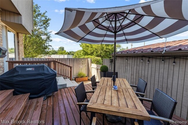 Building Photo - 704 Oakbrook Ridge Dr