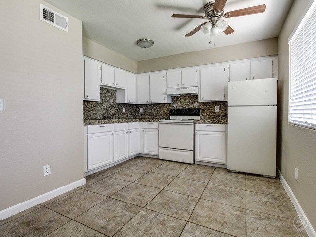 Building Photo - 1535 W Desert Cove Ave