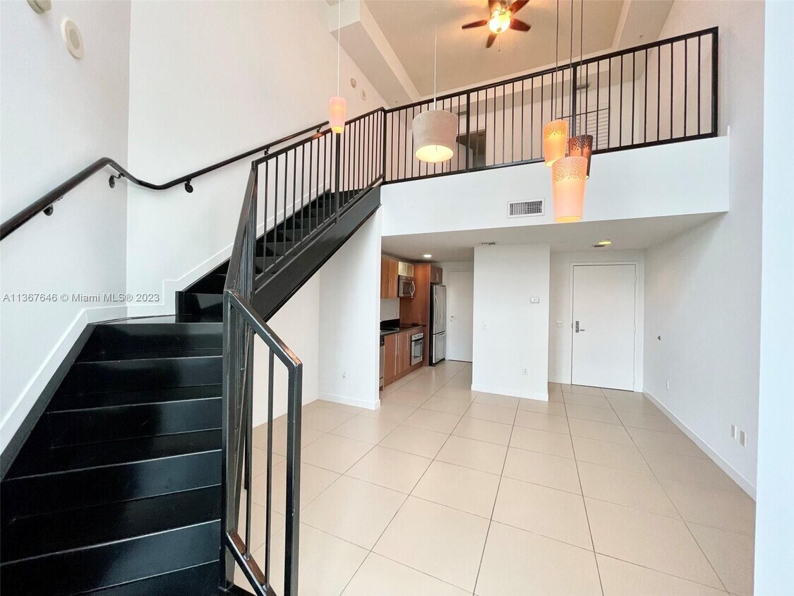 Primary Photo - 300 S Biscayne Blvd