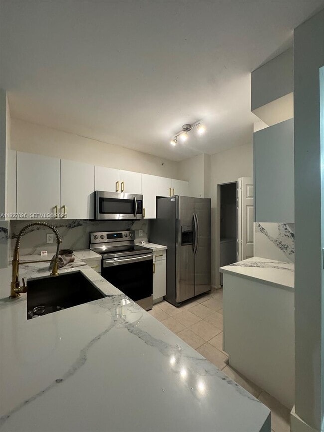 Foto del edificio - 8000 N Nob Hill Rd