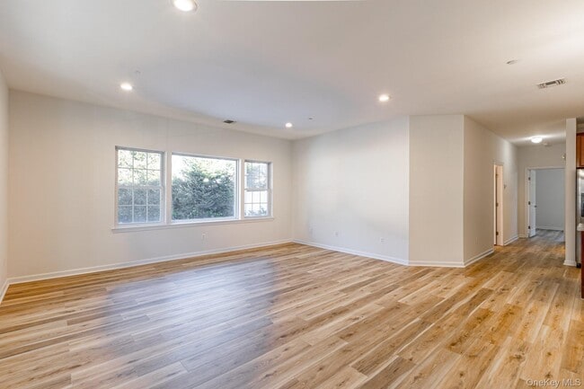 Building Photo - 975 Main St