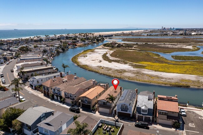Building Photo - CANAL FRONT NEWPORT SHORES 4BD/2.5BA 3 BLO...