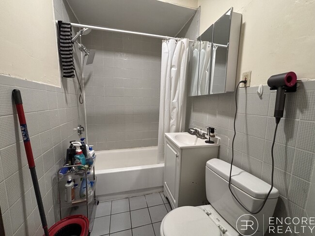 Building Photo - 462 Park Dr