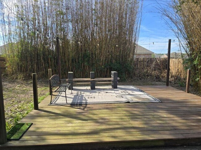 Building Photo - Stunning Executive Custom Built Home with Elite Appliances