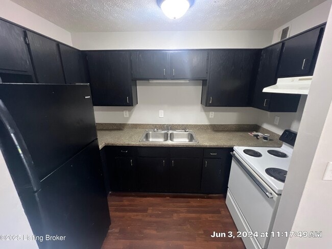 Foto del edificio - 4103 Blue Lick Ct