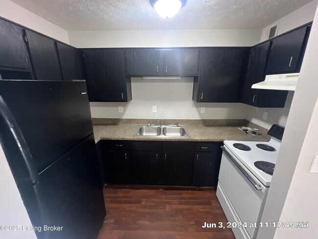 Foto del edificio - 4103 Blue Lick Ct