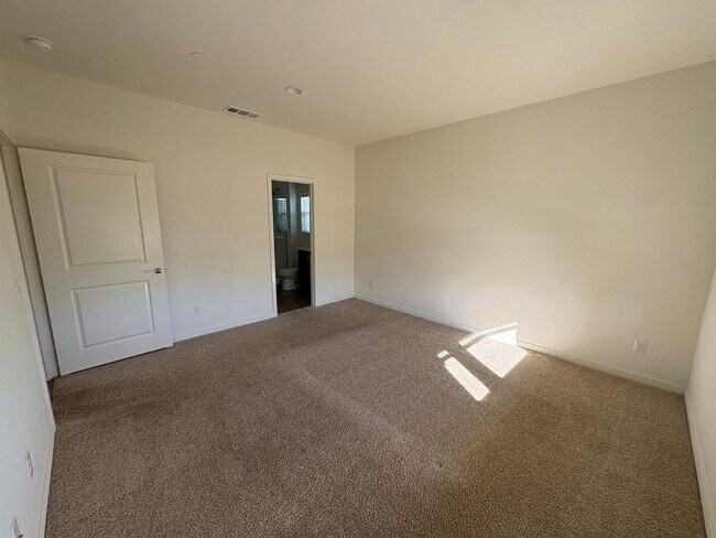 Foto del edificio - Stunning 5-bedroom, 3.5-bath home