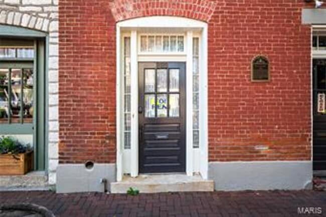 Building Photo - Beautiful 2 bedroom/ 2 bathroom apartment located right on Historic Main Street in St. Charles.