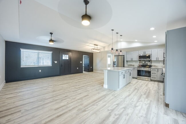 Building Photo - New modern studio with one bath