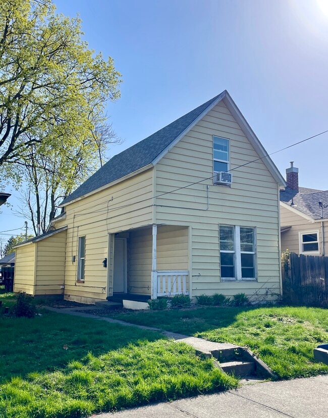 Building Photo - 612 Pleasant St