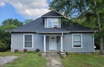 Building Photo - 305 4th Ave