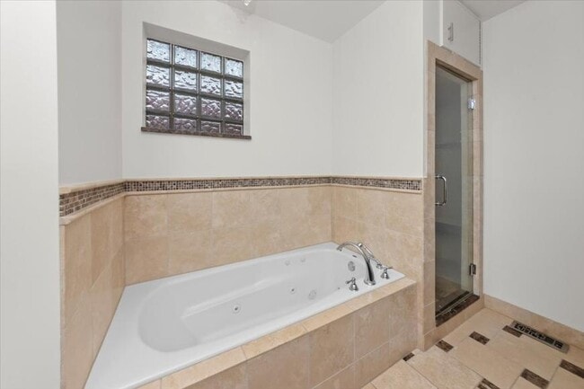 Building Photo - 3 bedroom in Chicago IL 60642