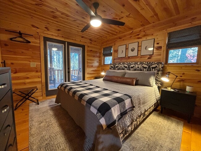 Foto del edificio - 145 Whispering Hls Rd