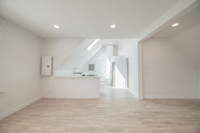 Building Photo - Updated Tremont 1 Bedroom
