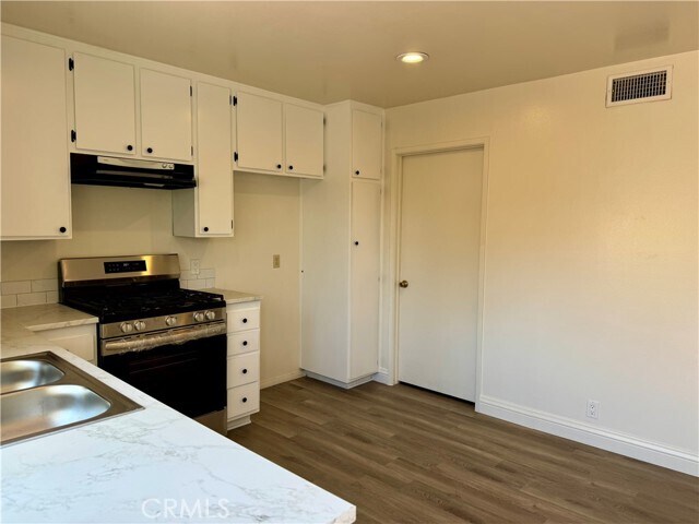 Building Photo - 18 Hollowglen