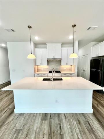 Foto del edificio - 5653 Woodlands Dr