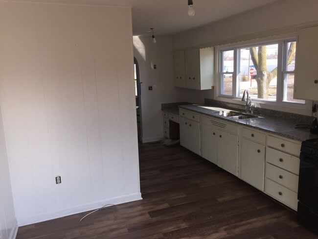 Building Photo - New Haven - Large Corner Lot - 2 bedrooms/...