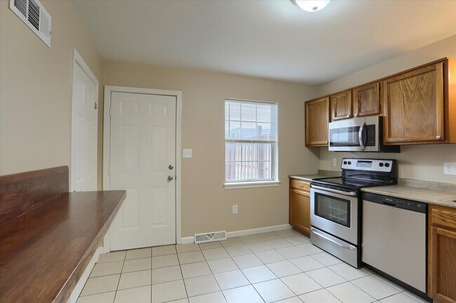 Foto del edificio - 811 Old Silver Springs Rd
