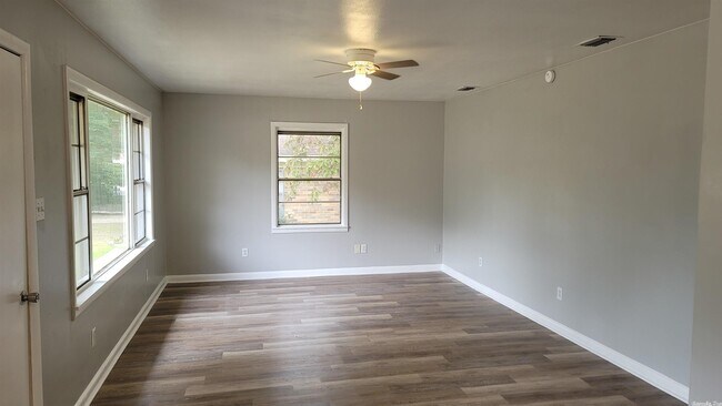 Building Photo - 601 Harpole St