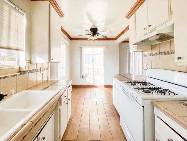 Building Photo - 634 N Kingsley Dr