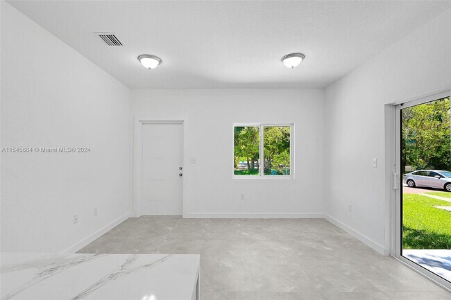 Building Photo - 1536 NE 111th St
