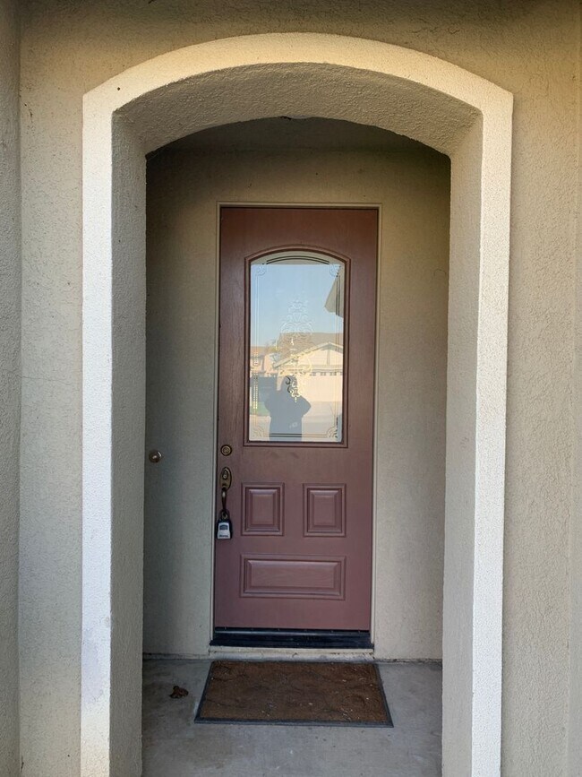 Building Photo - Coming up FOR SALE! Like New Super clean 3/2 West Fresno single story in Central Unified
