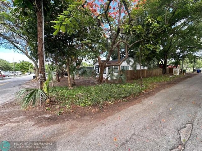 Foto del edificio - 1832 SW 10th Ct