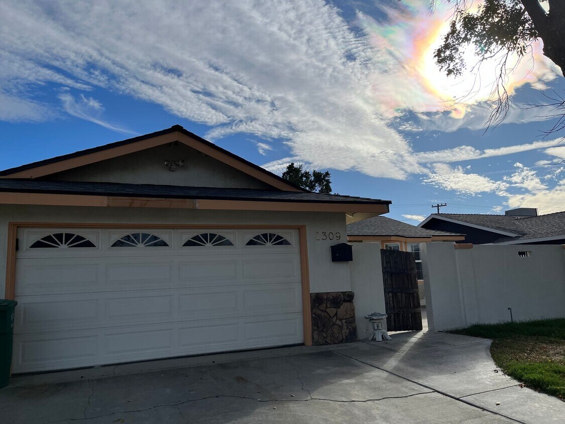 Los Banos Spacious Three Bedroom House Rental in Los Banos, CA