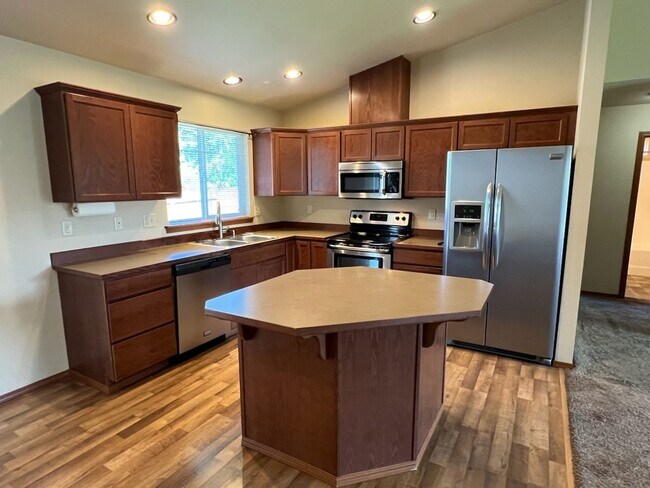 Foto del edificio - Beautiful 3 bed/2 bath home with garage, a/c and private covered patio!