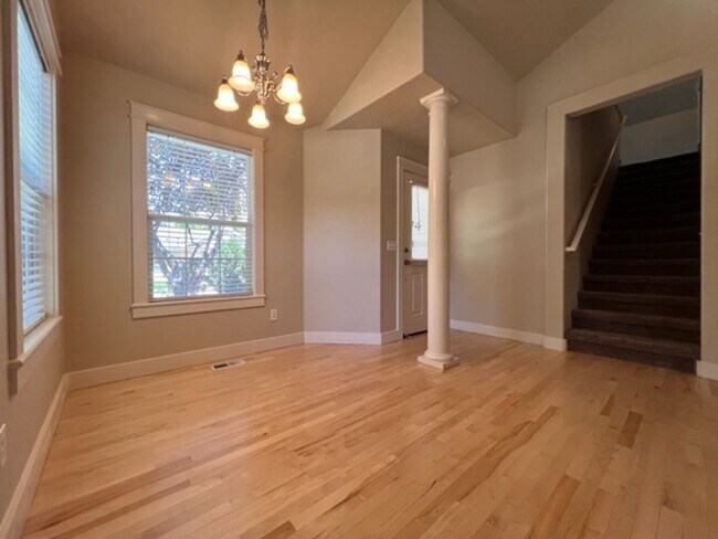 Foto del edificio - 5774 Parchment~Gorgeous Bristol Heights Ho...