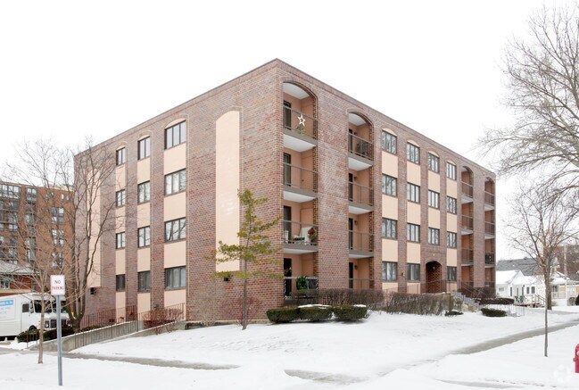 Building Photo - 104 N Pine Ave