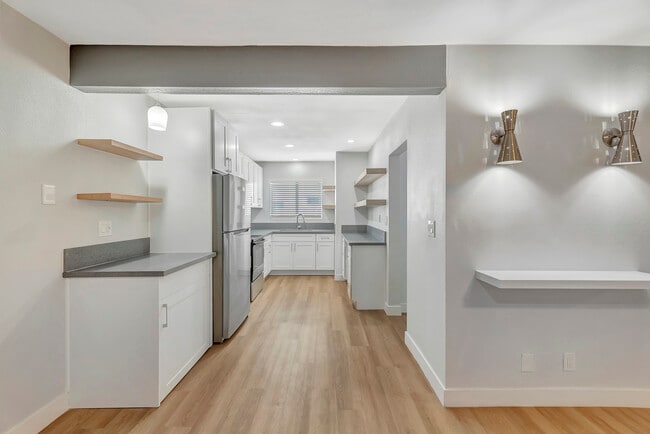 Foto del edificio - Palm View Village (Furnished Units Available)